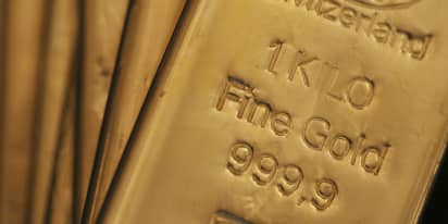 Gold Bounces From Week Low, Ends at $1,564